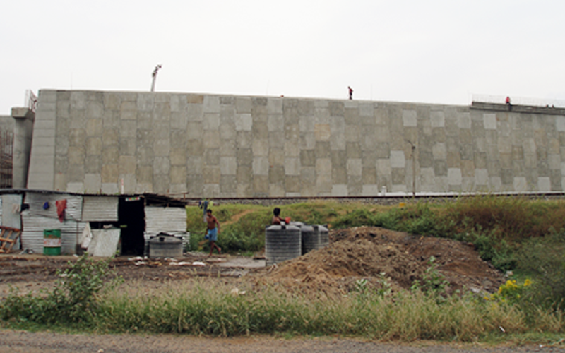 Staggered Abutement Reinforced Soil Retaining Wall  