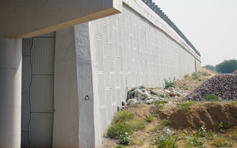 Art Work in Reinforced Soil Retaining Wall